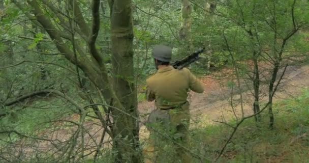 Una patrulla de soldados alemanes durante una recreación de la Segunda Guerra Mundial — Vídeos de Stock