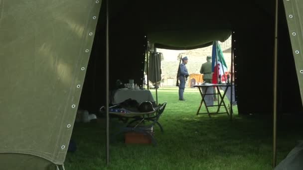 Italian soldiers at command post — Stock Video