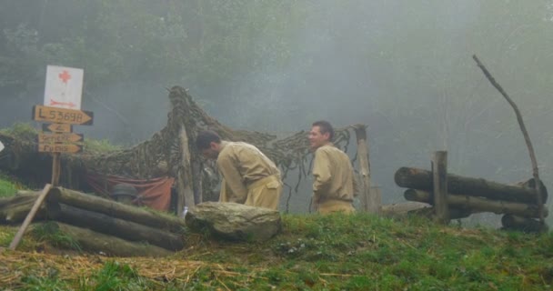 Γερμανοί στρατιώτες σε ένα καταφύγιο κατά μήκος της γοτθικής γραμμής άμυνας — Αρχείο Βίντεο