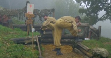 Gothic satır savunma boyunca bir sığınakta Alman askerleri