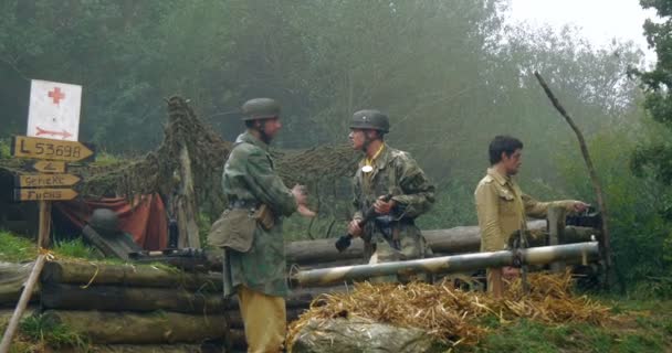 Немецкие солдаты в бункере вдоль готической линии обороны — стоковое видео
