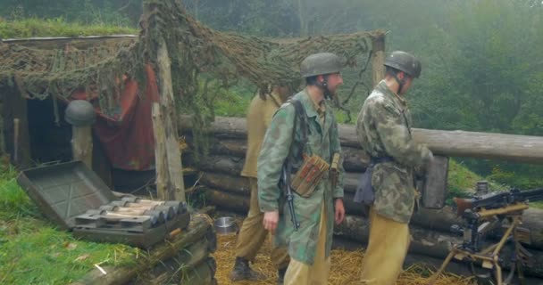 Duitse soldaten in een bunker langs de gotische lijn verdediging — Stockvideo