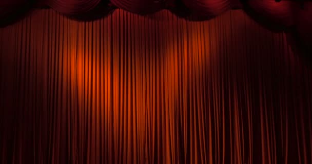 Una cortina roja cerrada en un teatro — Vídeos de Stock