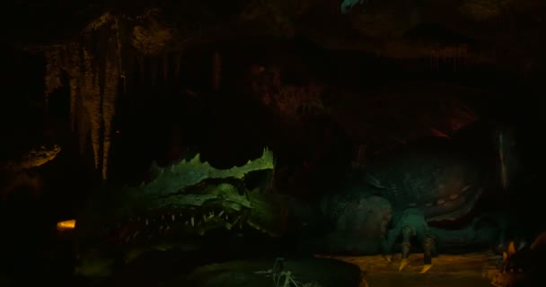 Un dragón verde durmiendo en una cueva — Vídeo de stock