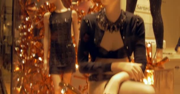 Manichini femminili sexy all'interno di una vetrina della casa di moda — Video Stock