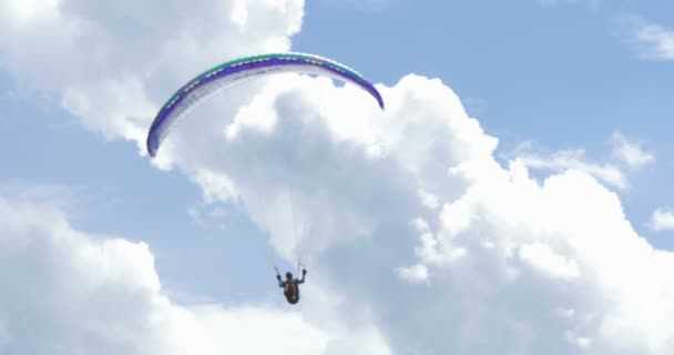 Een paraglider in de hemel, tijdens de Acroaria (de legendarische acrobatische paragliding world cup) — Stockvideo