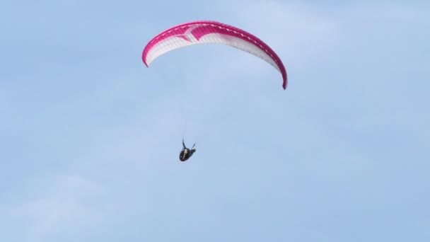 Ein Gleitschirm am Himmel, während der Akroaria (dem legendären akrobatischen Gleitschirm-Weltcup) — Stockvideo