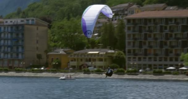Een Paraglider spiraal over meer tijdens Acroaria, de legendarische acrobatische paragliding world cup — Stockvideo