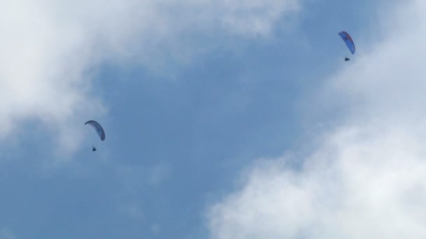 Два парапланів в небі, під час Acroaria (легендарного акробатичні парапланеризм Кубку світу) — стокове відео