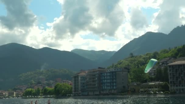 Parapentes em espiral sobre o lago (em câmera lenta) durante a AcroAria, a lendária Copa do Mundo de Parapente acrobático — Vídeo de Stock