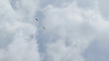 Acroaria (efsanevi akrobatik Yamaç Paraşütü Dünya Kupası sırasında gökyüzünde iki paraşütler)