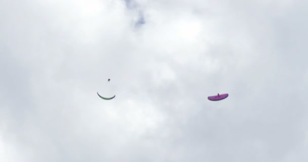 Parapentes realizando maniobras durante AcroAria, el legendario mundial de parapente acrobático — Vídeo de stock