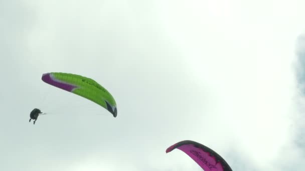 Parapentes realizando manobras durante a AcroAria, a lendária Copa do Mundo de Parapente acrobático — Vídeo de Stock