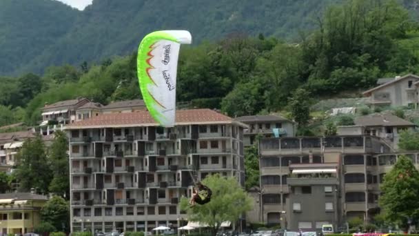 Paragliders spiral över sjön under acroaria, den legendariska akrobatiska skärmflygning World Cup — Stockvideo