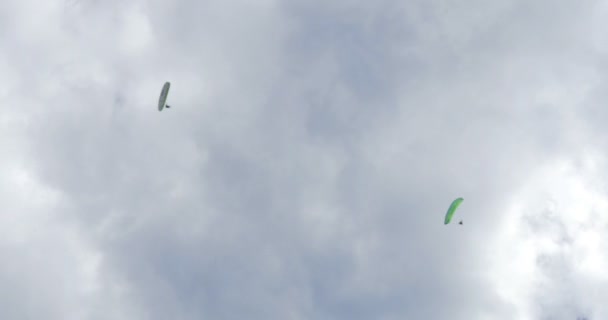 Parapentes effectuant des manœuvres pendant AcroAria, la légendaire coupe du monde acrobatique de parapente — Video