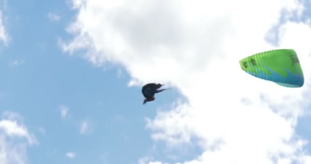 Parapentes em espiral sobre o lago durante a AcroAria, a lendária Copa do Mundo de Parapente acrobático — Vídeo de Stock