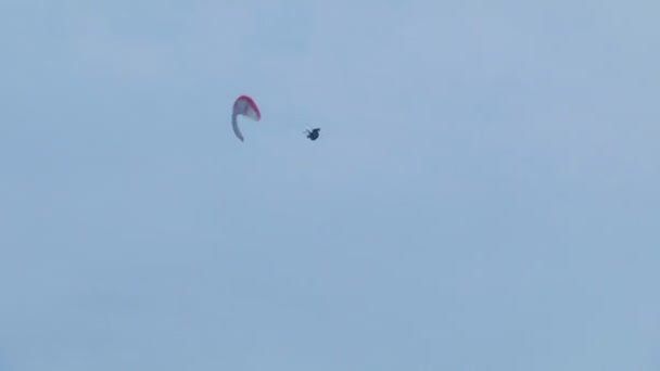 Parapentes realizando manobras (em câmera lenta) durante a AcroAria, a lendária Copa do Mundo de Parapente acrobático — Vídeo de Stock