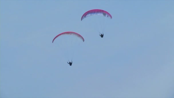 Gleitschirmflieger, die Manöver (in Zeitlupe) während der Akroaria, der legendären Gleitschirm-Weltmeisterschaft, ausführen — Stockvideo