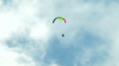 Acroaria, efsanevi akrobatik Yamaç Paraşütü Dünya Kupası sırasında manevraları paraşütler gerçekleştirme