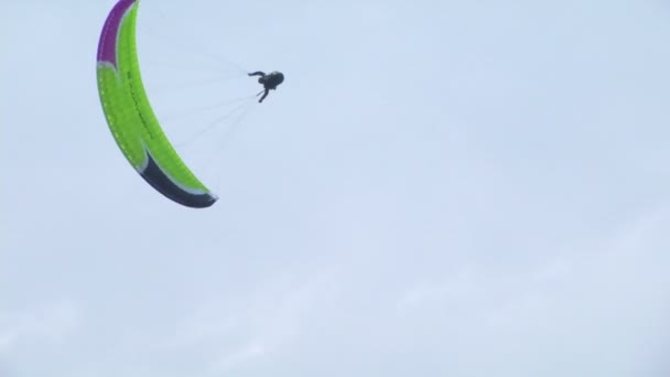 Parapentes realizando manobras durante a AcroAria, a lendária Copa do Mundo de Parapente acrobático — Vídeo de Stock