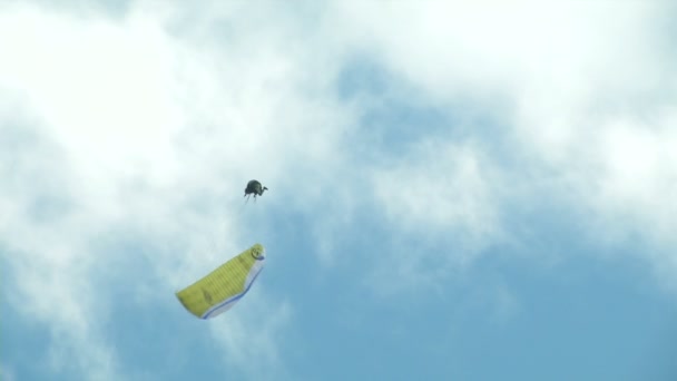 Paraglidisty provádění manévrů během Acroaria, legendární akrobatické paragliding mistrovství světa ve fotbale — Stock video