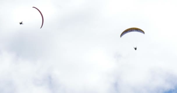 Paragliders uitvoeren van manoeuvres tijdens Acroaria, de legendarische acrobatische paragliding world cup — Stockvideo