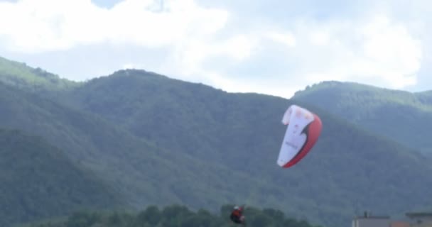 Parapentes em espiral sobre o lago durante a AcroAria, a lendária Copa do Mundo de Parapente acrobático — Vídeo de Stock