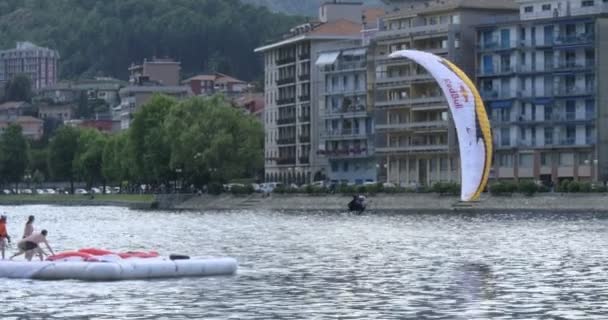 Parapentes en espiral sobre el lago durante AcroAria, la legendaria copa del mundo de parapente acrobático — Vídeos de Stock