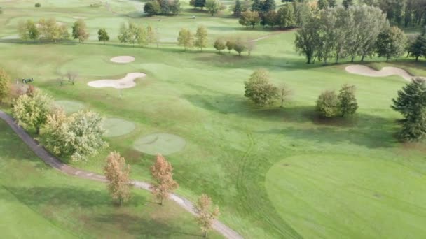 Campo de golf Césped verde Golfistas Vista aérea — Vídeo de stock
