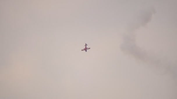 Luchtacrobatisch vliegtuig dalende langzame beweging — Stockvideo