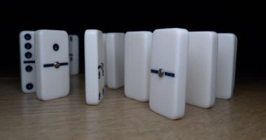 Domino Teslimat Durağı Tahta döşemeyi kapatın