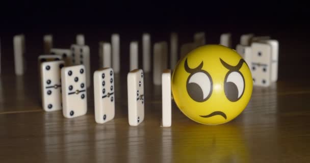 Domino Drop Smile Stop Piso de madera — Vídeo de stock