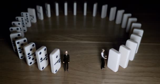 Domino Drop Stop Business Man Trägolv — Stockvideo