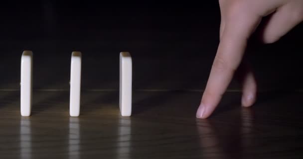 Domino mano gota piso de madera — Vídeo de stock