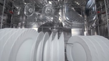 Bulaşıkçı Bardakları Yıka