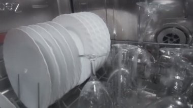 Bulaşıkçı Bardakları Yıka