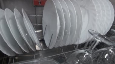 Bulaşıkçı Bardakları Yıka