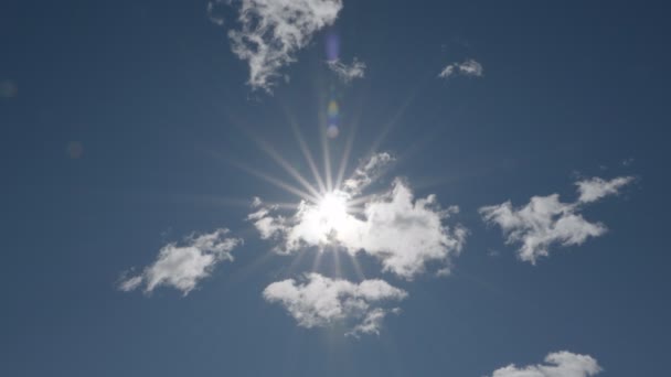 Sol Brillante Con Rayos Que Brillan Través Luz Nubes Esponjosas — Vídeo de stock