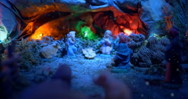 Рождественская сцена с ангелом Снегом — стоковое видео