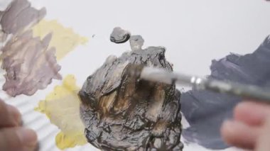 Mavi denizin yüzeyi güneşin yansımaları sayesinde parlıyor. Suyun yüzeyinde bir ışık yolu oluşturuyor..