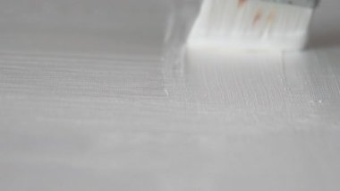 Mavi denizin yüzeyi güneşin yansımaları sayesinde parlıyor. Suyun yüzeyinde bir ışık yolu oluşturuyor..