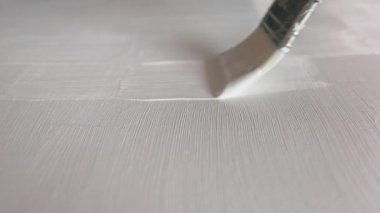 Mavi denizin yüzeyi güneşin yansımaları sayesinde parlıyor. Suyun yüzeyinde bir ışık yolu oluşturuyor..