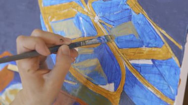 Mavi denizin yüzeyi güneşin yansımaları sayesinde parlıyor. Suyun yüzeyinde bir ışık yolu oluşturuyor..