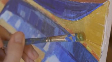 Mavi denizin yüzeyi güneşin yansımaları sayesinde parlıyor. Suyun yüzeyinde bir ışık yolu oluşturuyor..