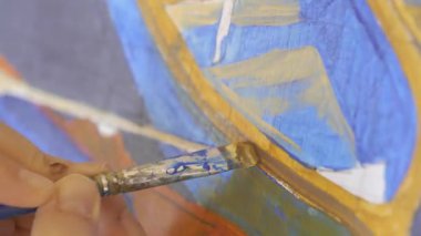 Mavi denizin yüzeyi güneşin yansımaları sayesinde parlıyor. Suyun yüzeyinde bir ışık yolu oluşturuyor..