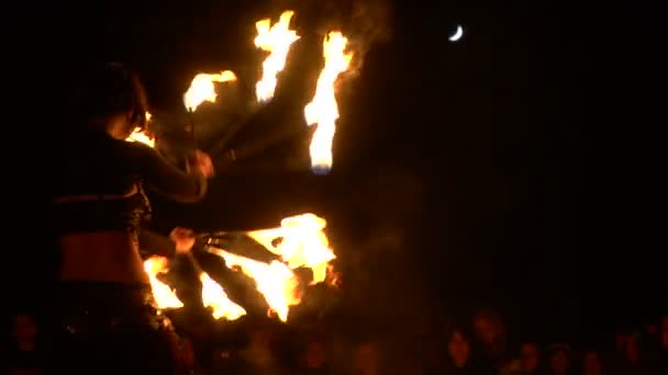 Танцы в огненном шоу — стоковое видео