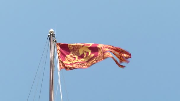 Bandera de Venecia en el cielo azul — Vídeos de Stock