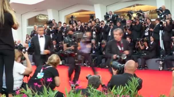 George Clooney Venice röda mattan — Stockvideo