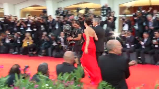 Gravedad Bullock Clooney Cuaron Venecia alfombra roja — Vídeo de stock