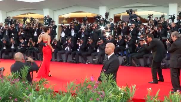 Gravedad Bullock Clooney Cuaron Venecia alfombra roja — Vídeos de Stock